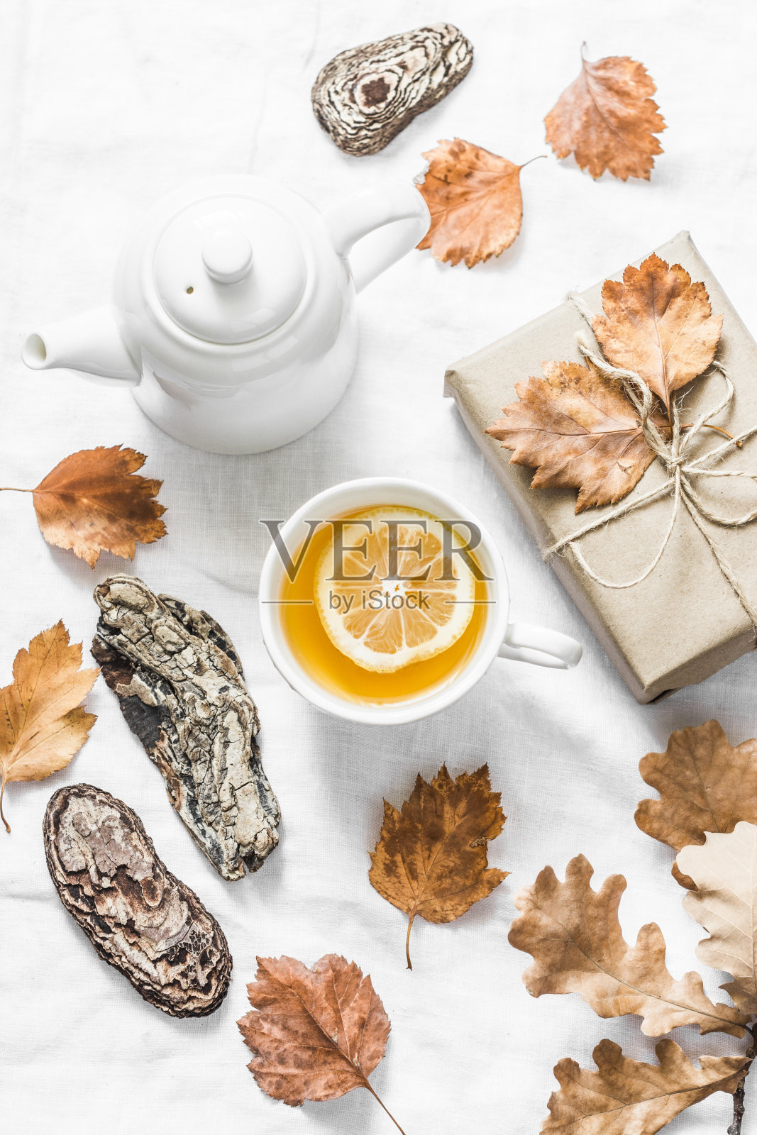 柠檬绿茶，自制礼品，浅色背景上的秋日氛围，俯视。舒适的秋季家居静物。扁平风格照片摄影图片