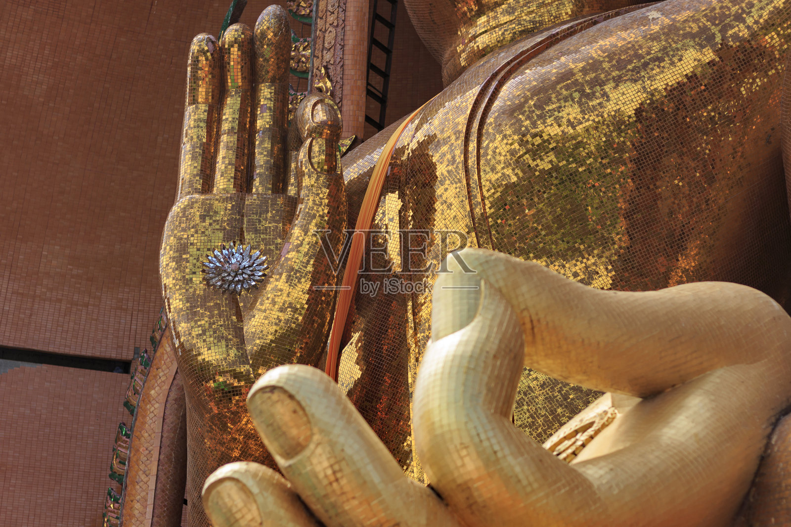 佛像，一种美丽的金色。照片摄影图片