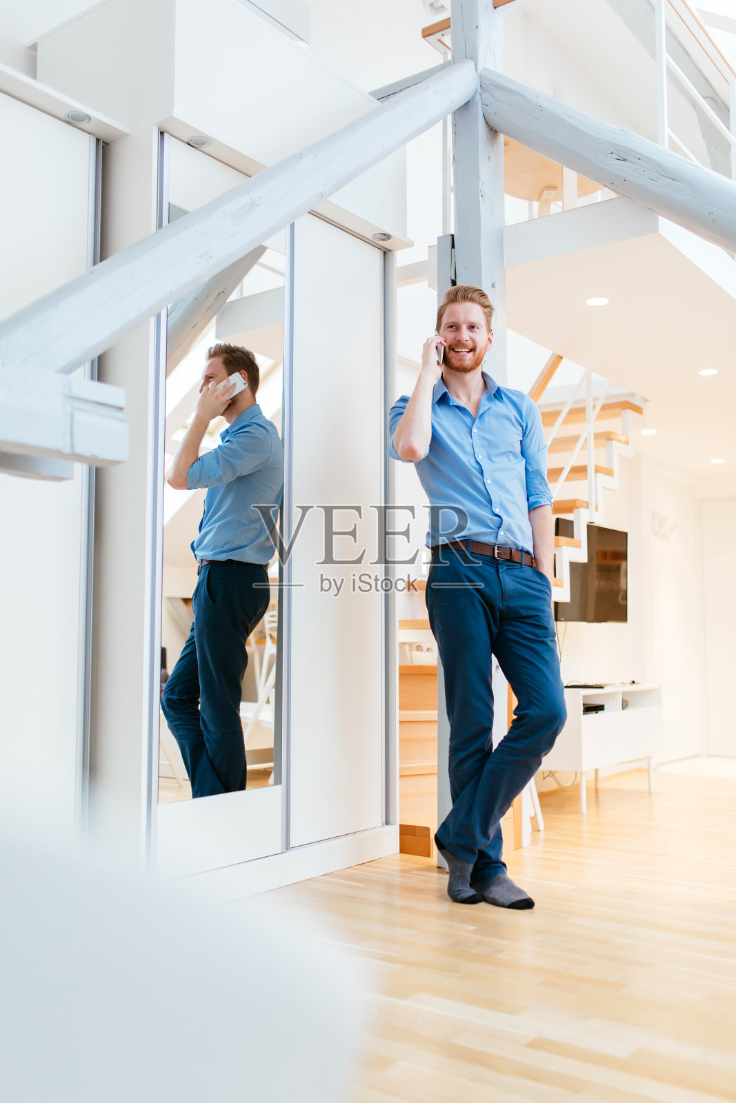 帅气的生意在家握着电话照片摄影图片