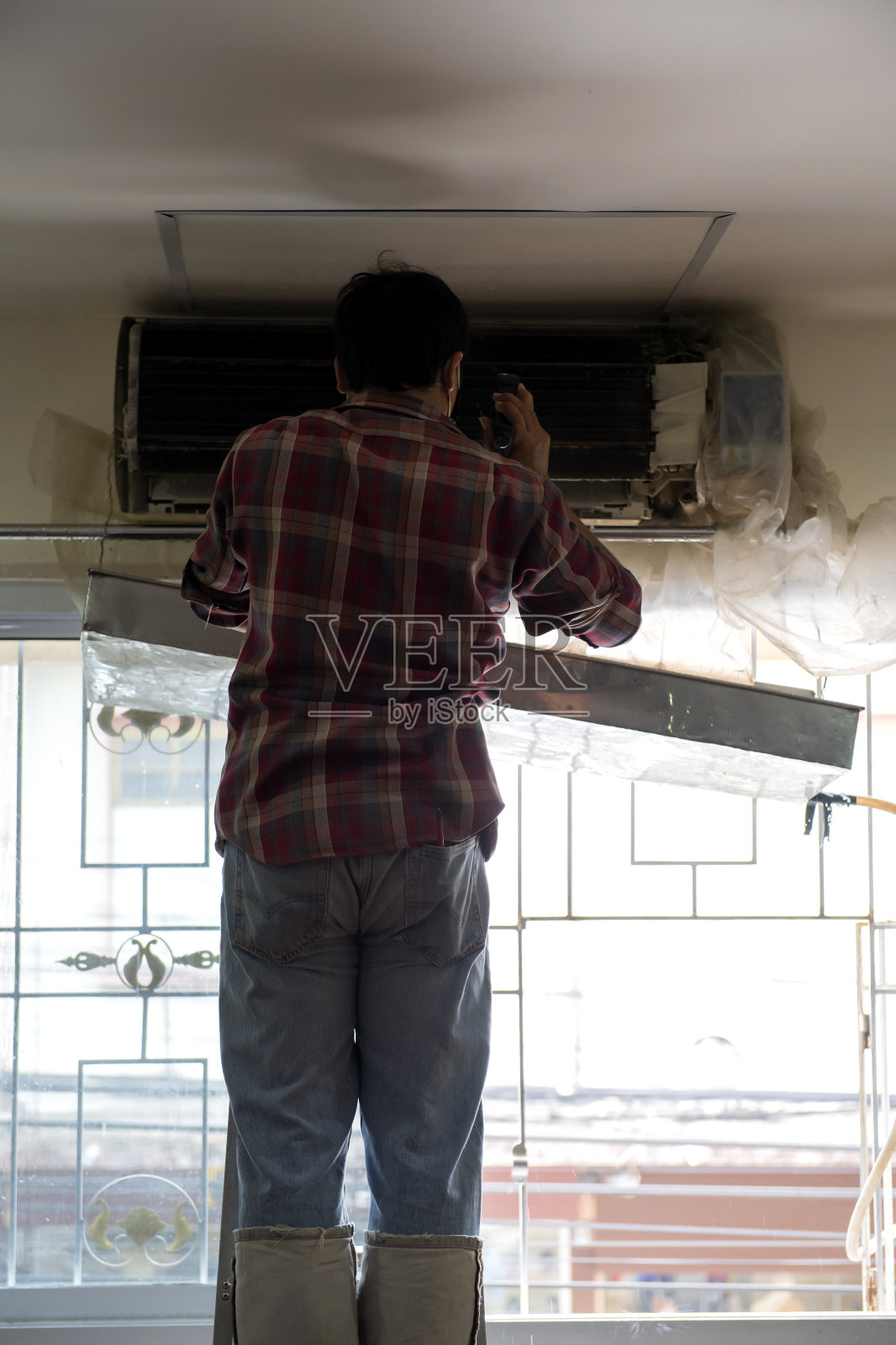 空调运行维修照片摄影图片