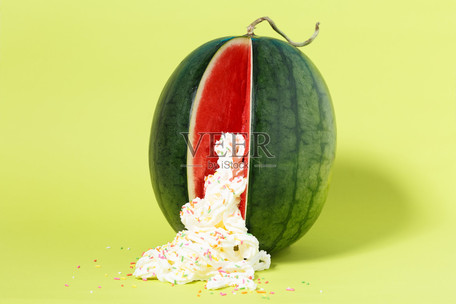 性感的水果，西瓜与掼奶油和五颜六色的糖屑照片摄影图片