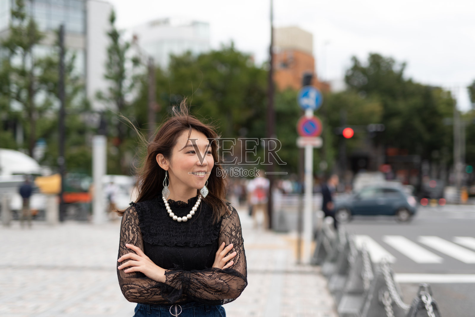 一名女子走在原宿车站附近的街道上，原宿是日本著名的观光胜地照片摄影图片
