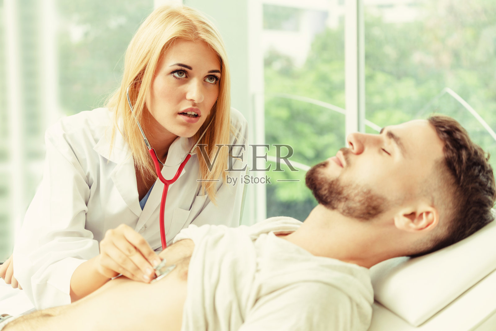 女医生和男病人在医院的办公室照片摄影图片