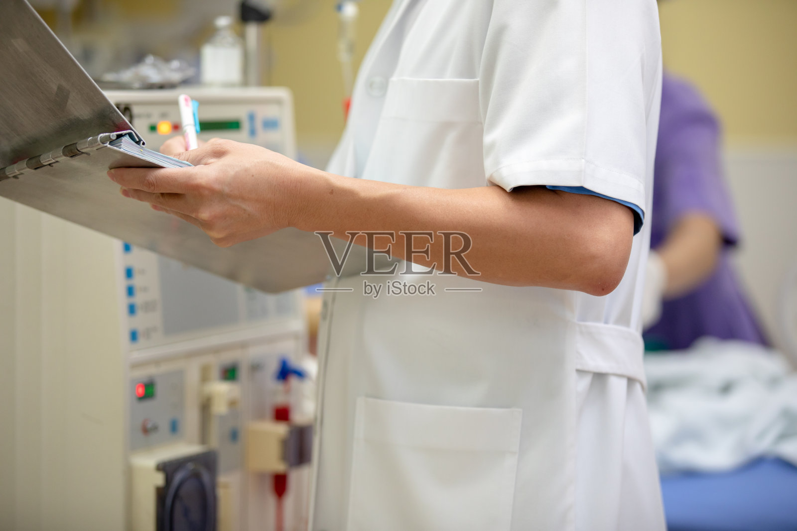 专家正在做连续肾替代治疗设备和注射泵。照片摄影图片