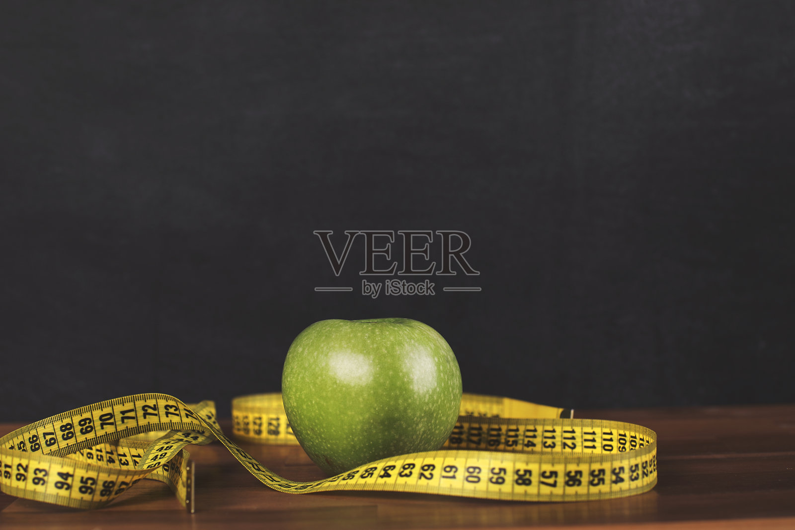 青苹果和卷尺照片摄影图片