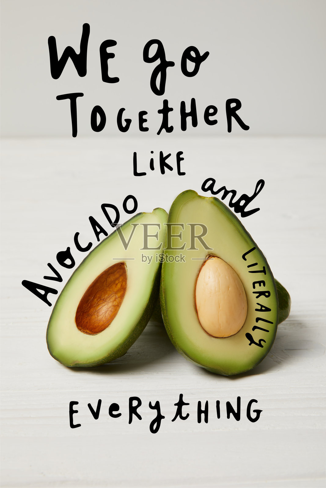 新鲜绿色鳄梨，清洁饮食理念。“我们就像牛油果和任何东西一样”的灵感照片摄影图片