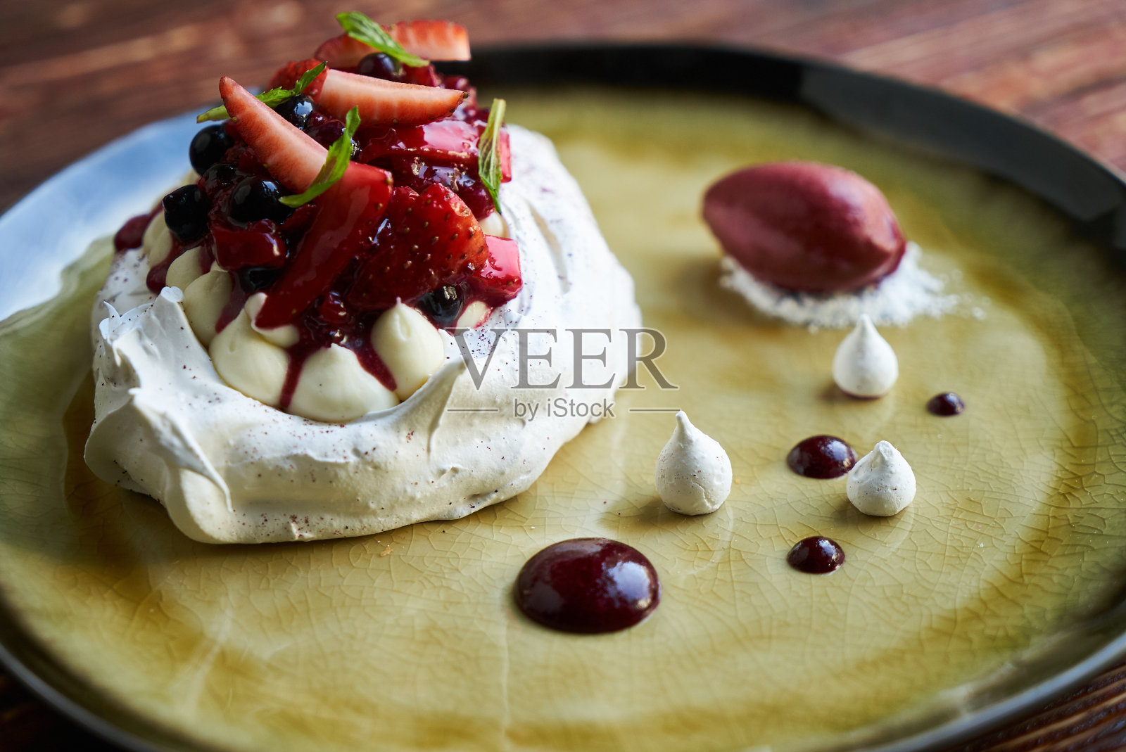 奶油巴芙洛娃蛋糕，覆盆子果酱和什锦水果照片摄影图片