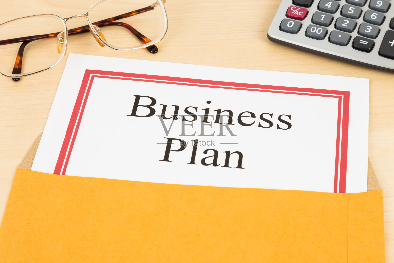 信封里装着商业计划，计算器和眼镜照片摄影图片