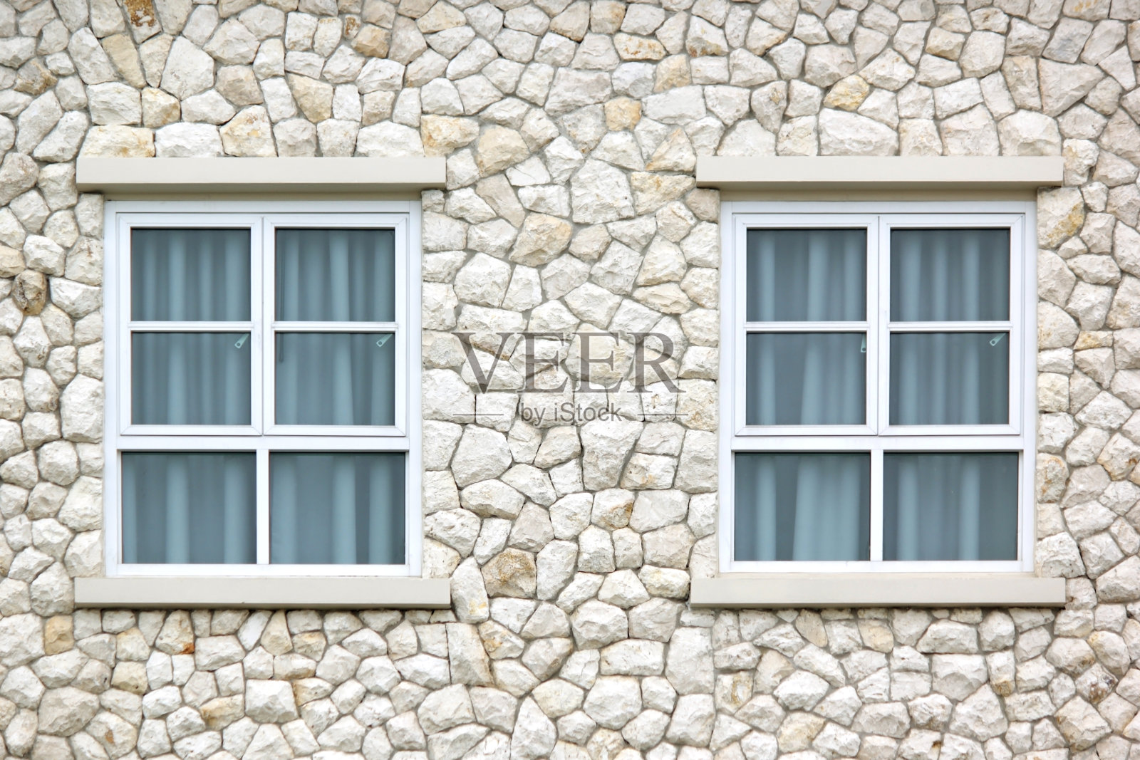 石头墙壁上有窗帘的窗户照片摄影图片