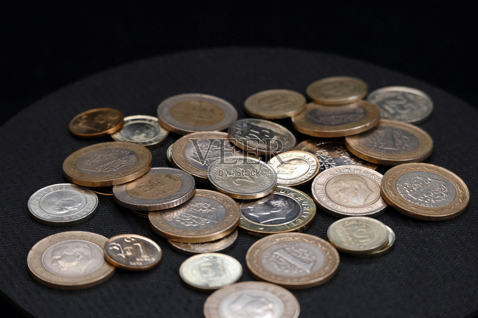 1、50、10、5、1金属土耳其里拉黑底，土耳其共和国硬币，照片摄影图片