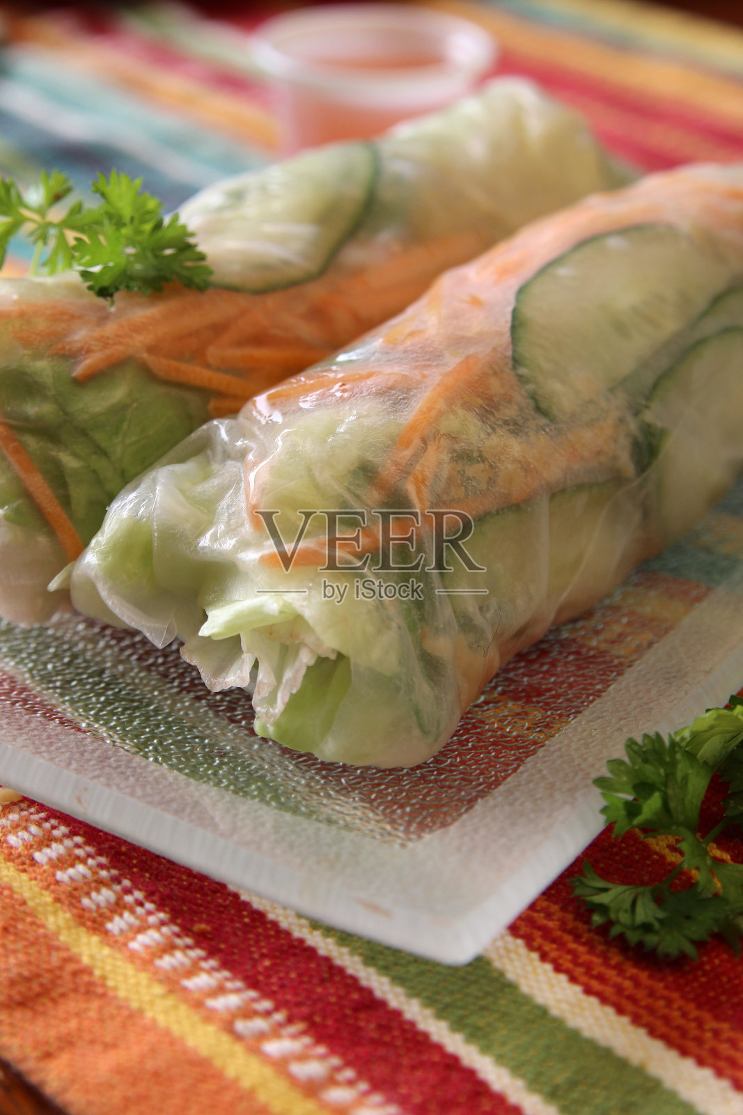 亚洲蔬菜卷在米纸上，蘸辣酱照片摄影图片