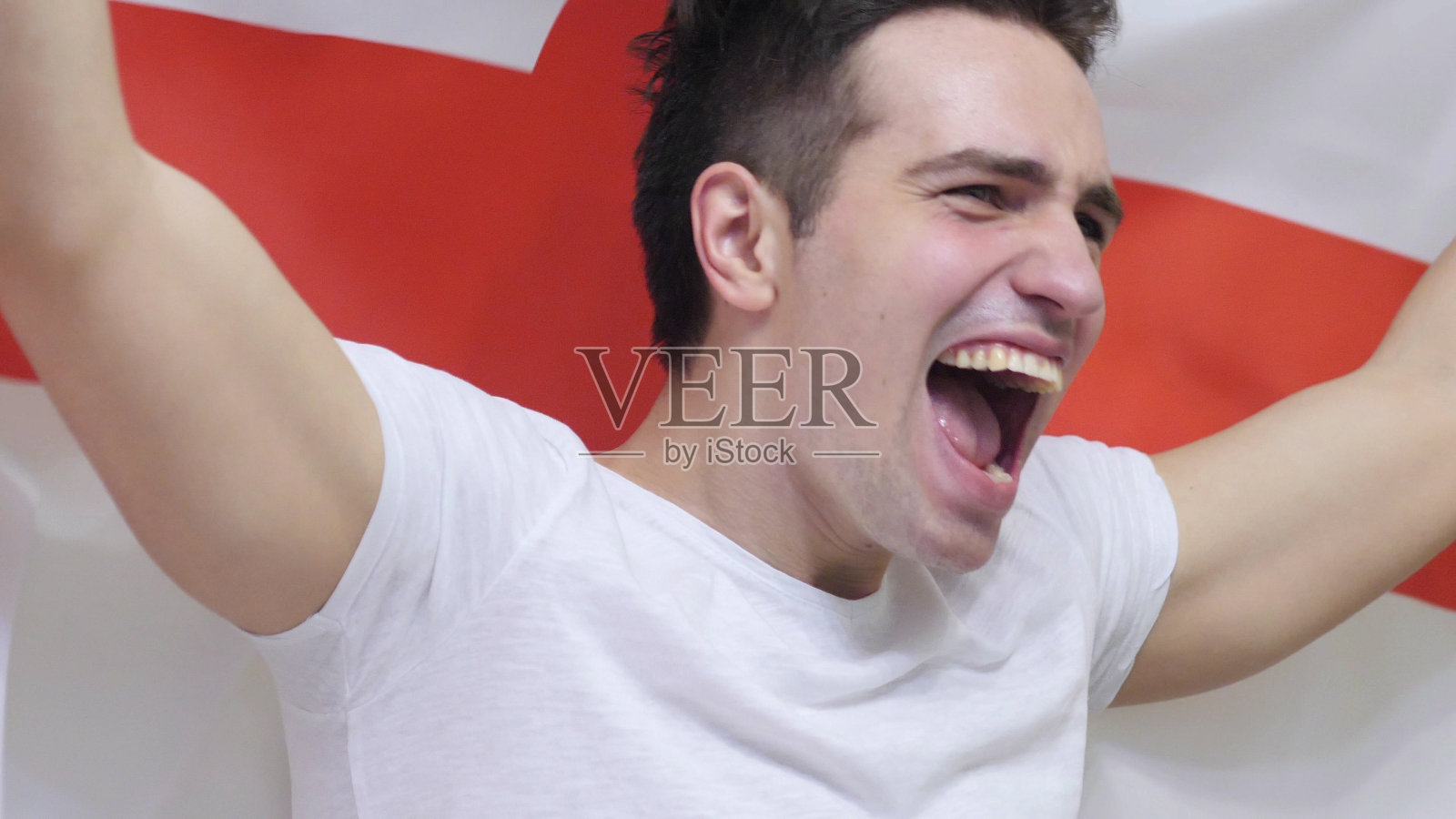 一名英国青年在慢动作中举着英国国旗庆祝照片摄影图片