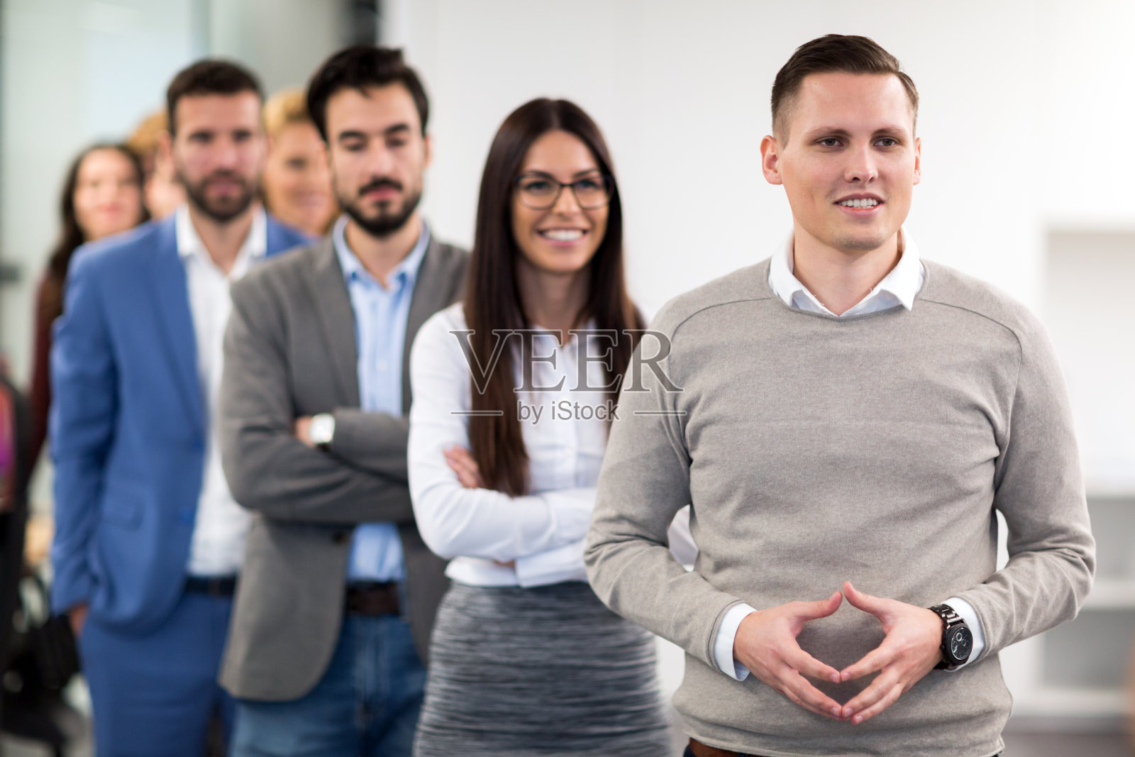 商业团队在办公室摆姿势的肖像照片摄影图片