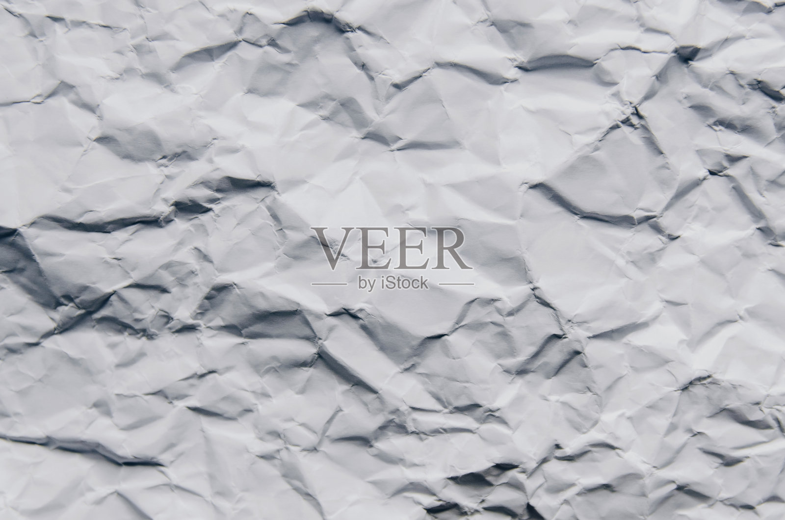 白色背景和墙纸皱巴巴的纸纹理和自由的空间。照片摄影图片