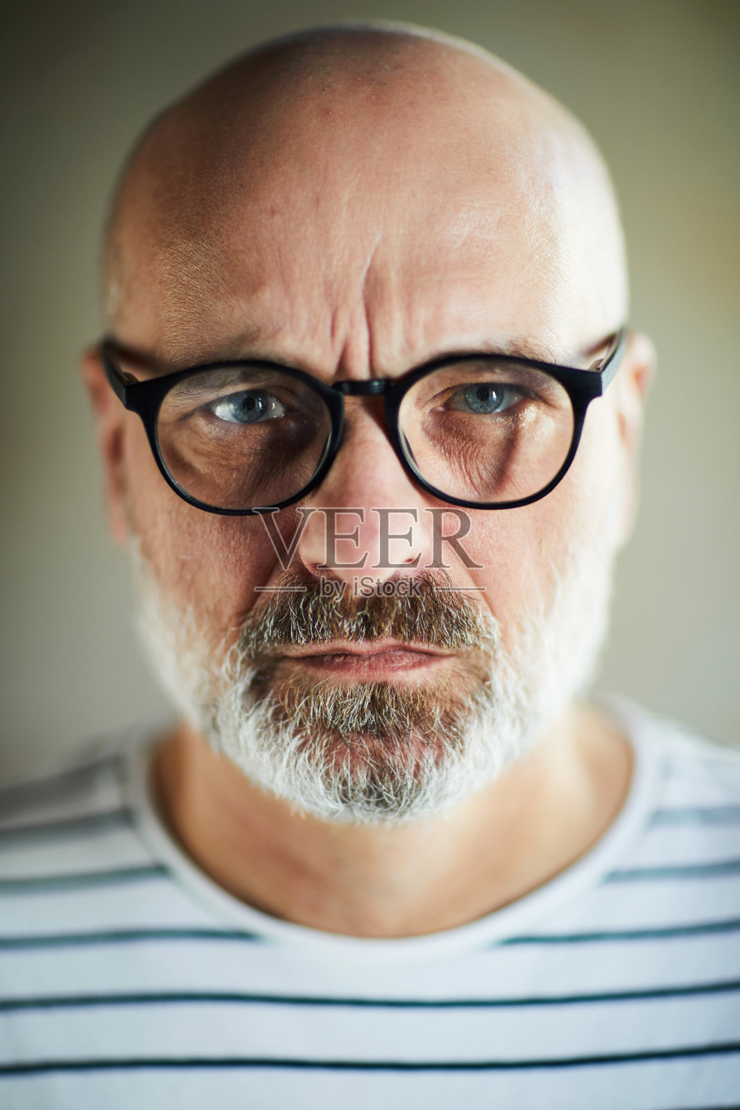 肖像愤怒皱眉的秃头老人与灰色胡子和胡子戴眼镜集中思想照片摄影图片