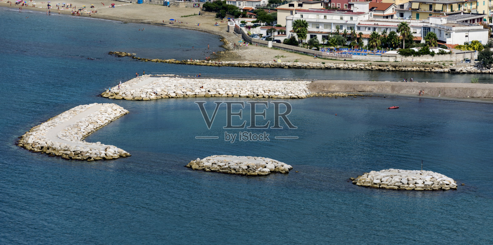 意大利阿格波利村的防波堤照片摄影图片