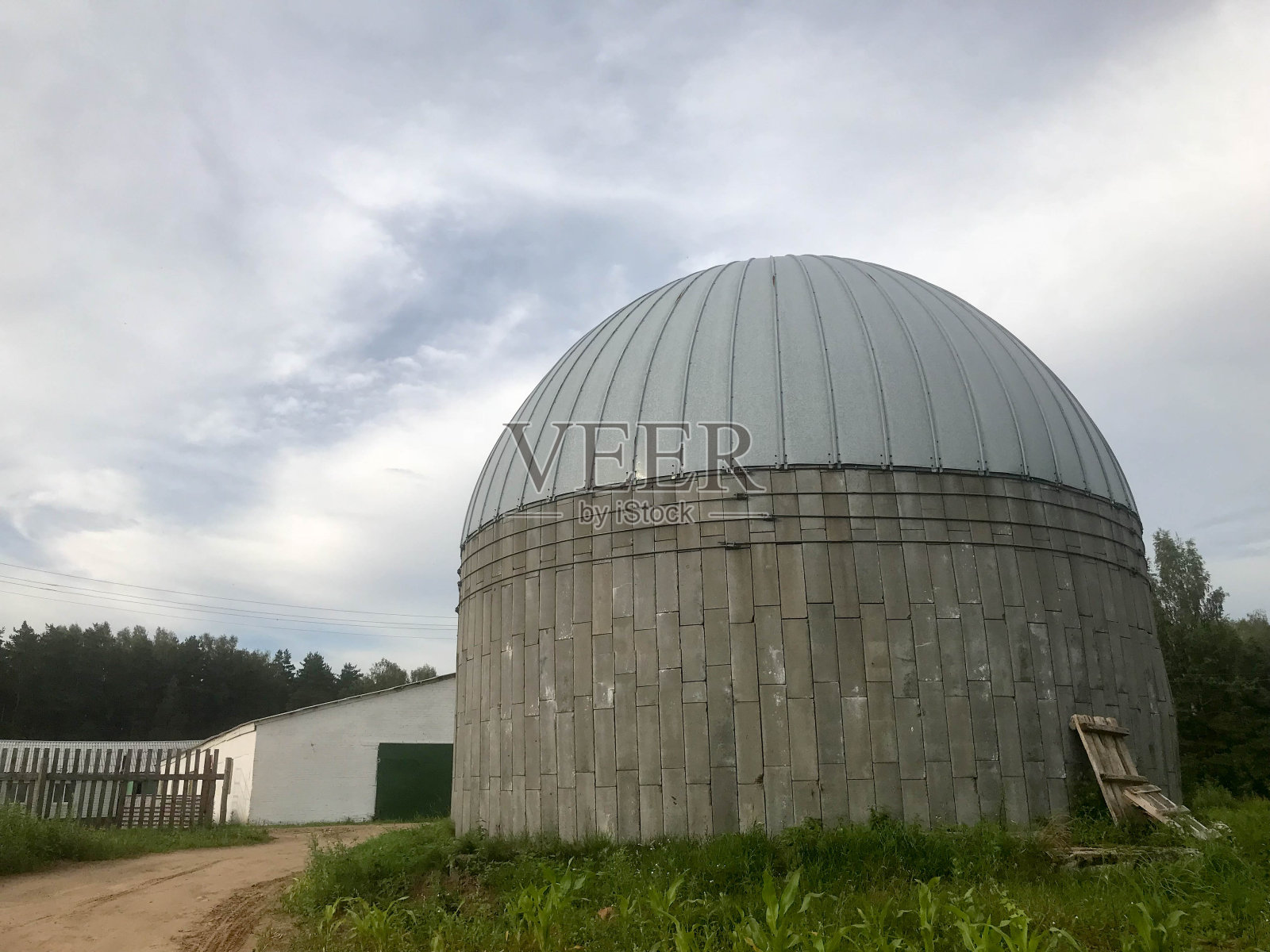 粮仓用来储存谷物和玉米的大型圆形混凝土和金属谷仓照片摄影图片