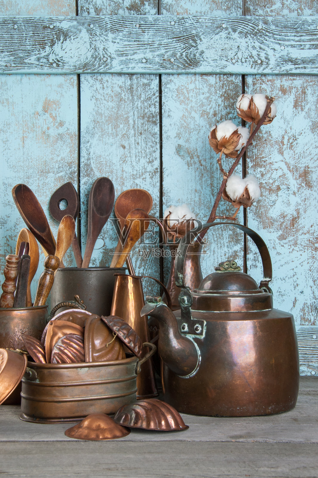 木制蓝色背景上的老式铜厨房用具。照片摄影图片