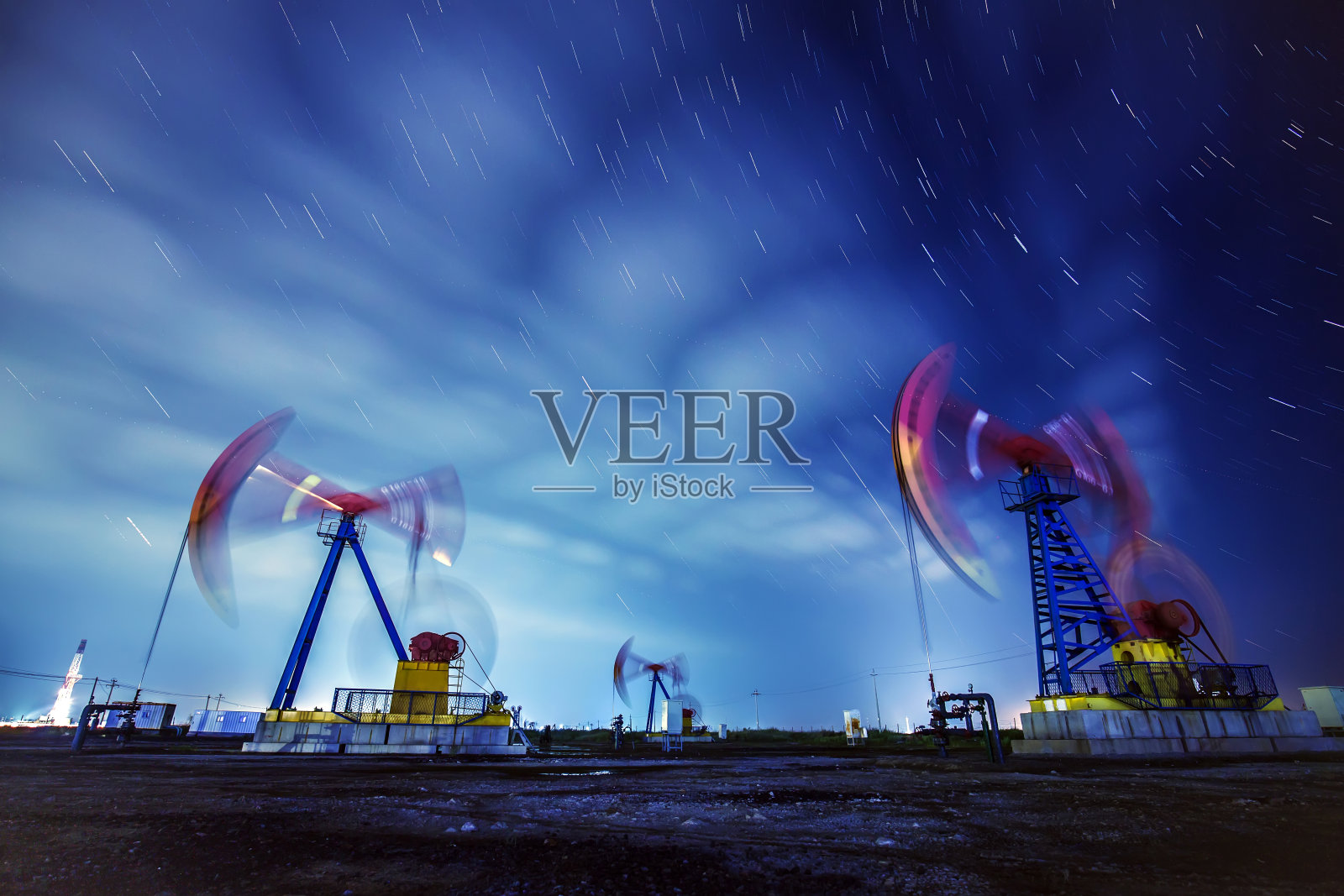 油泵和星星的轨迹照片摄影图片