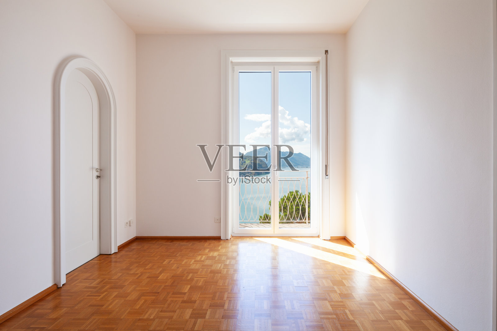 白色的房间，有可以俯瞰湖面的大窗户照片摄影图片