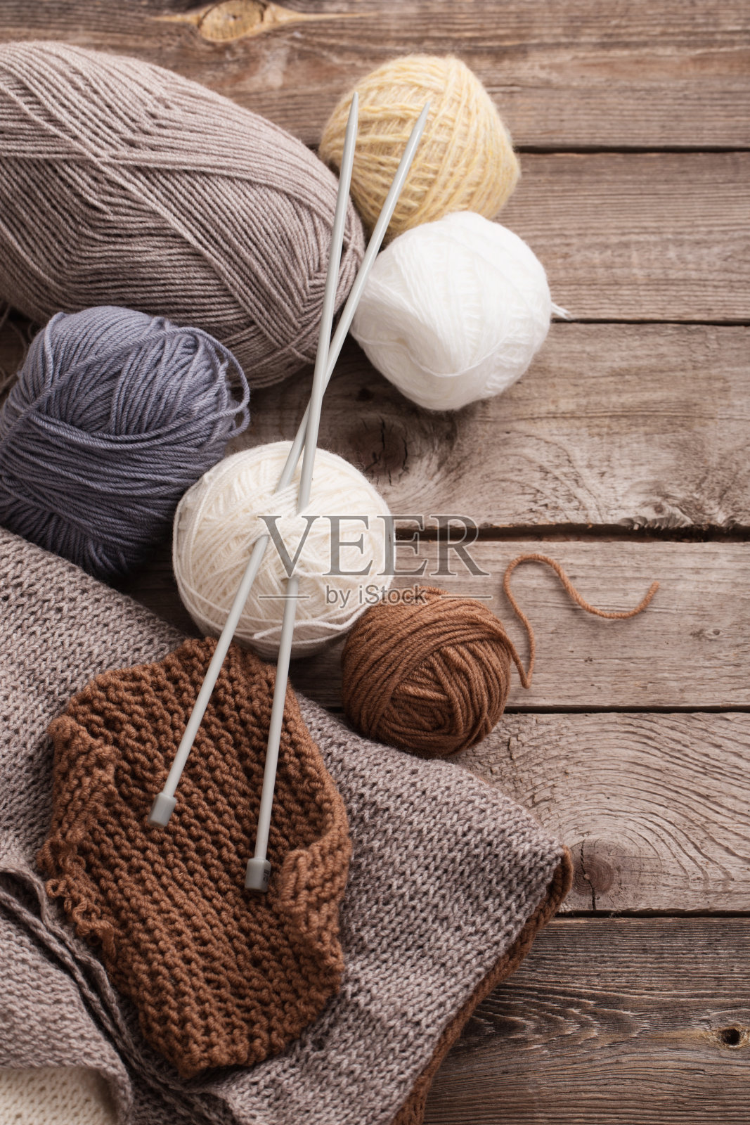 在木质表面上编织和编织针照片摄影图片