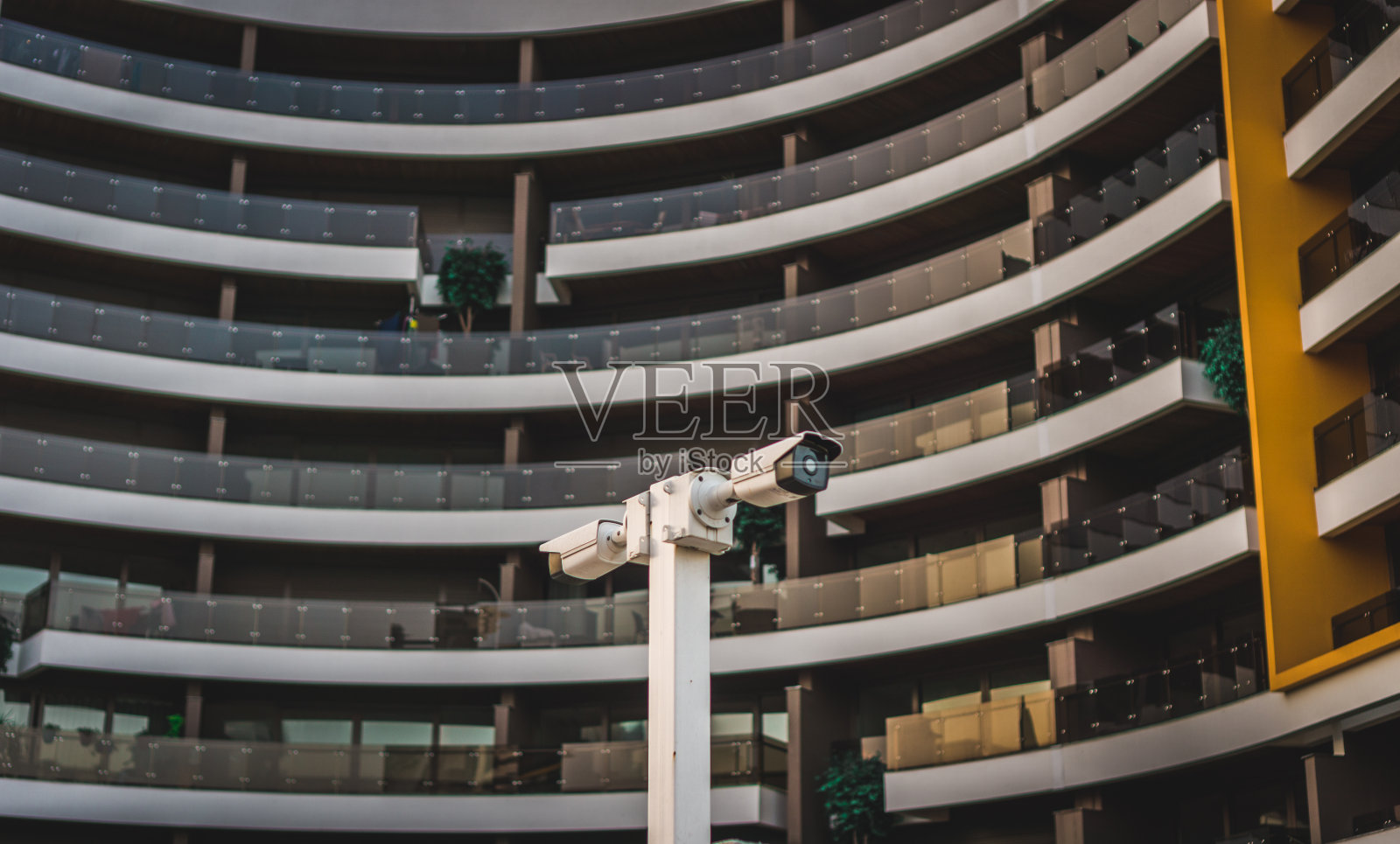 公共区域大楼前的监控摄像头。照片摄影图片