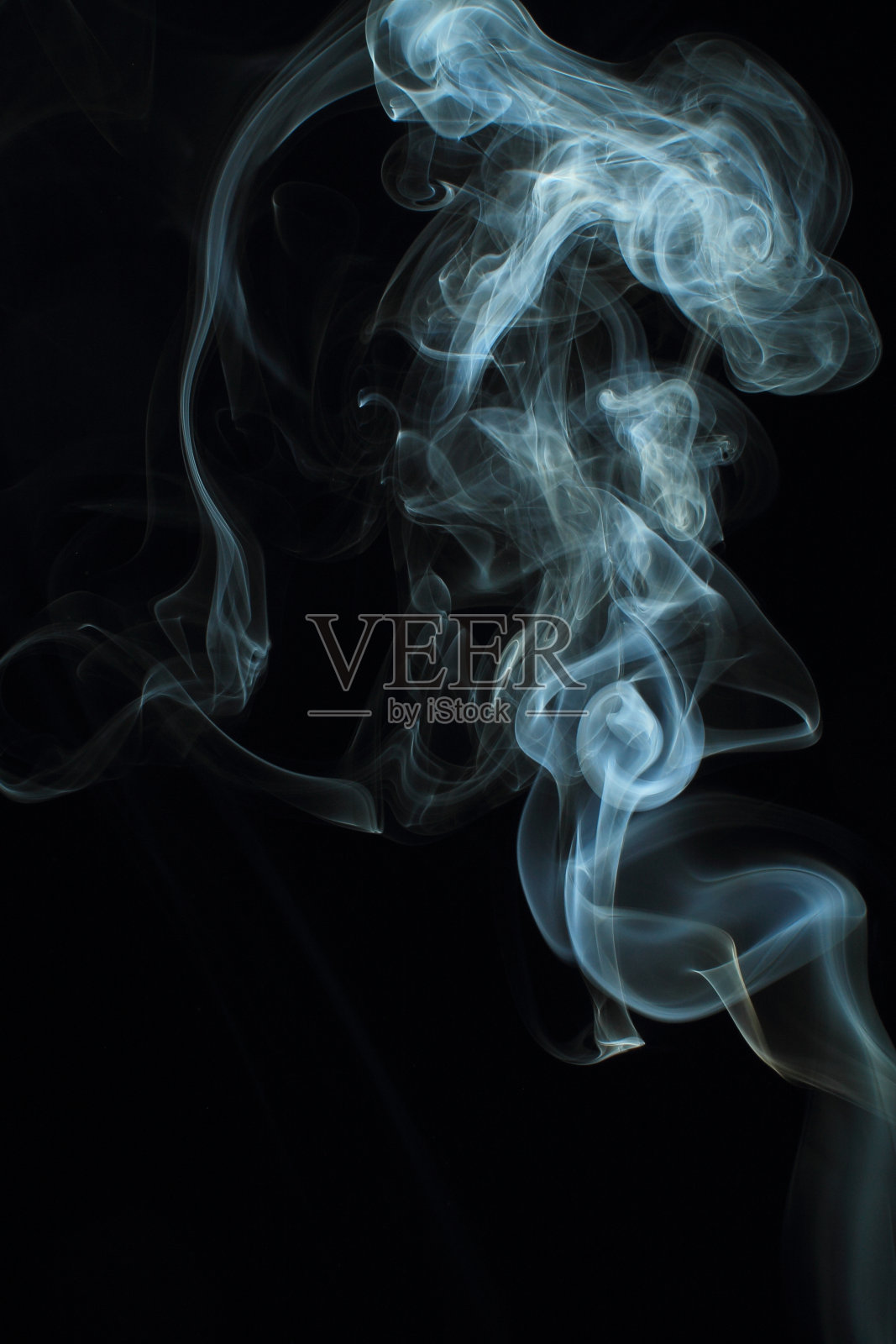 抽象的白色烟雾纹理在黑色的背景照片摄影图片