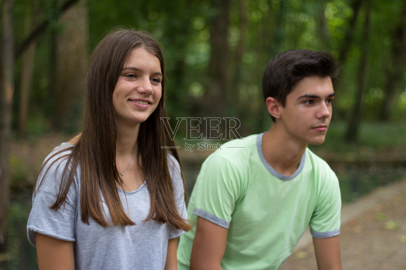 青少年在大自然中享受乐趣照片摄影图片