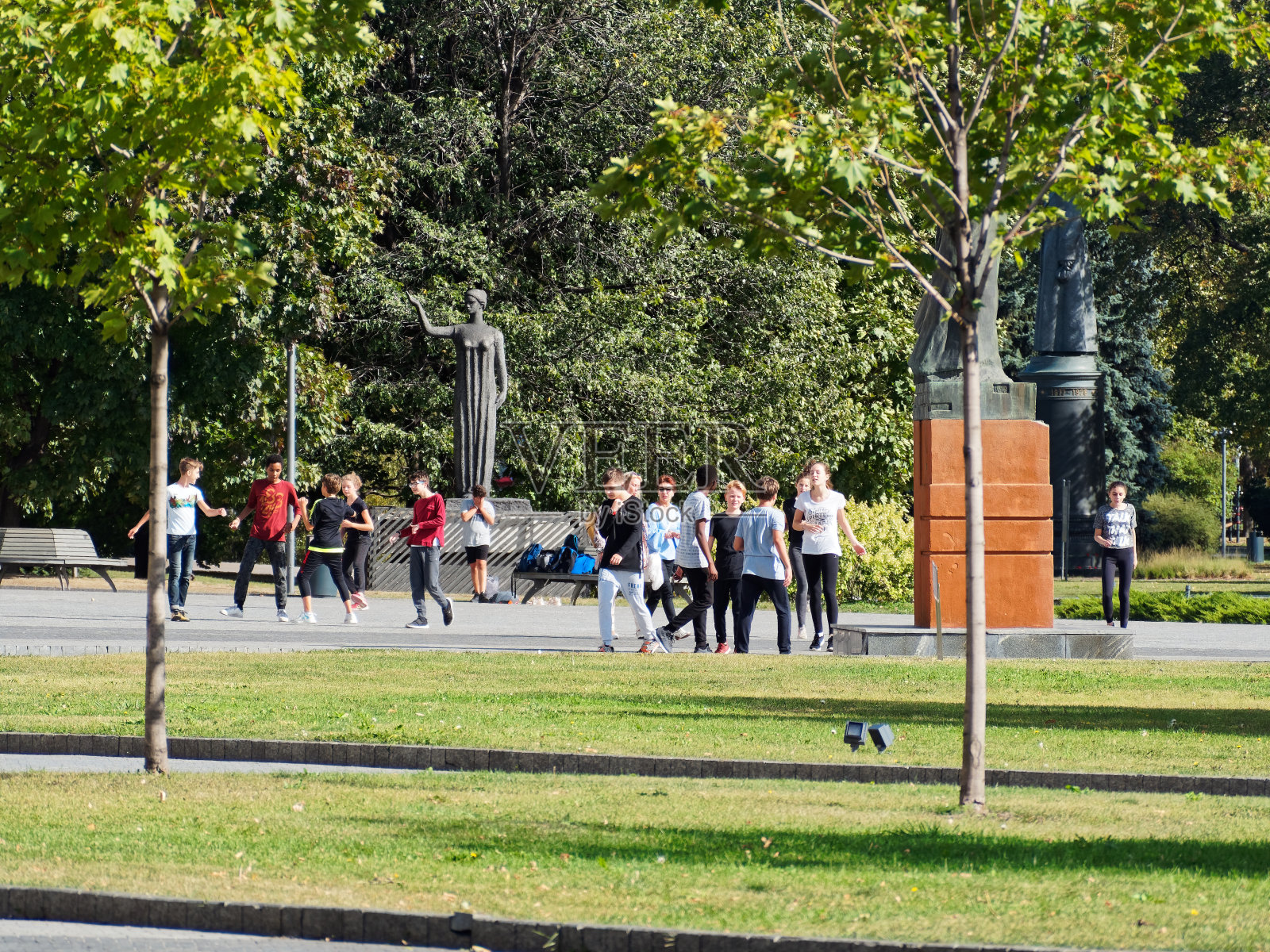 小学生在莫斯科公共公园训练照片摄影图片