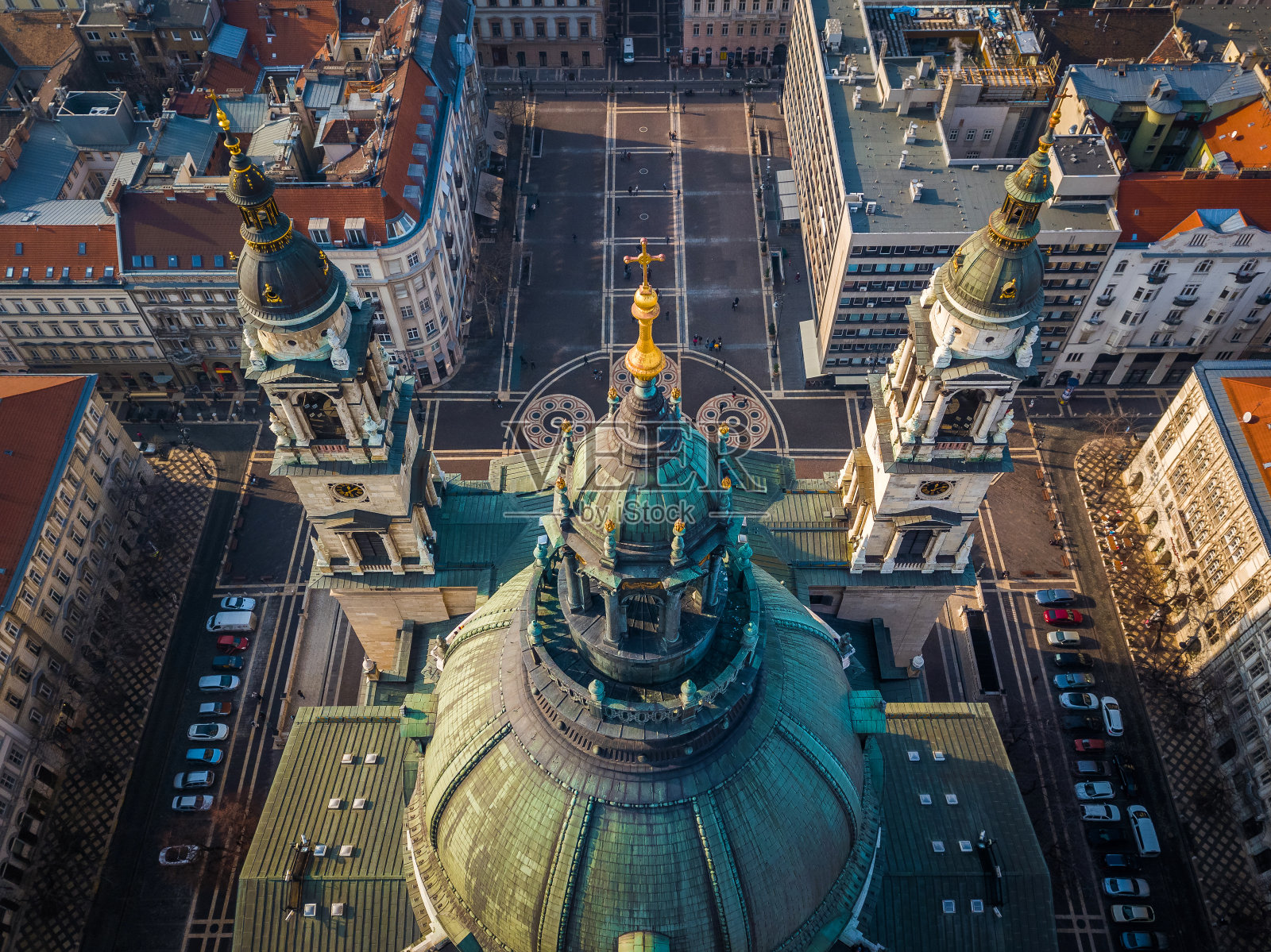 布达佩斯，匈牙利——从空中俯瞰著名的圣斯蒂芬大教堂照片摄影图片