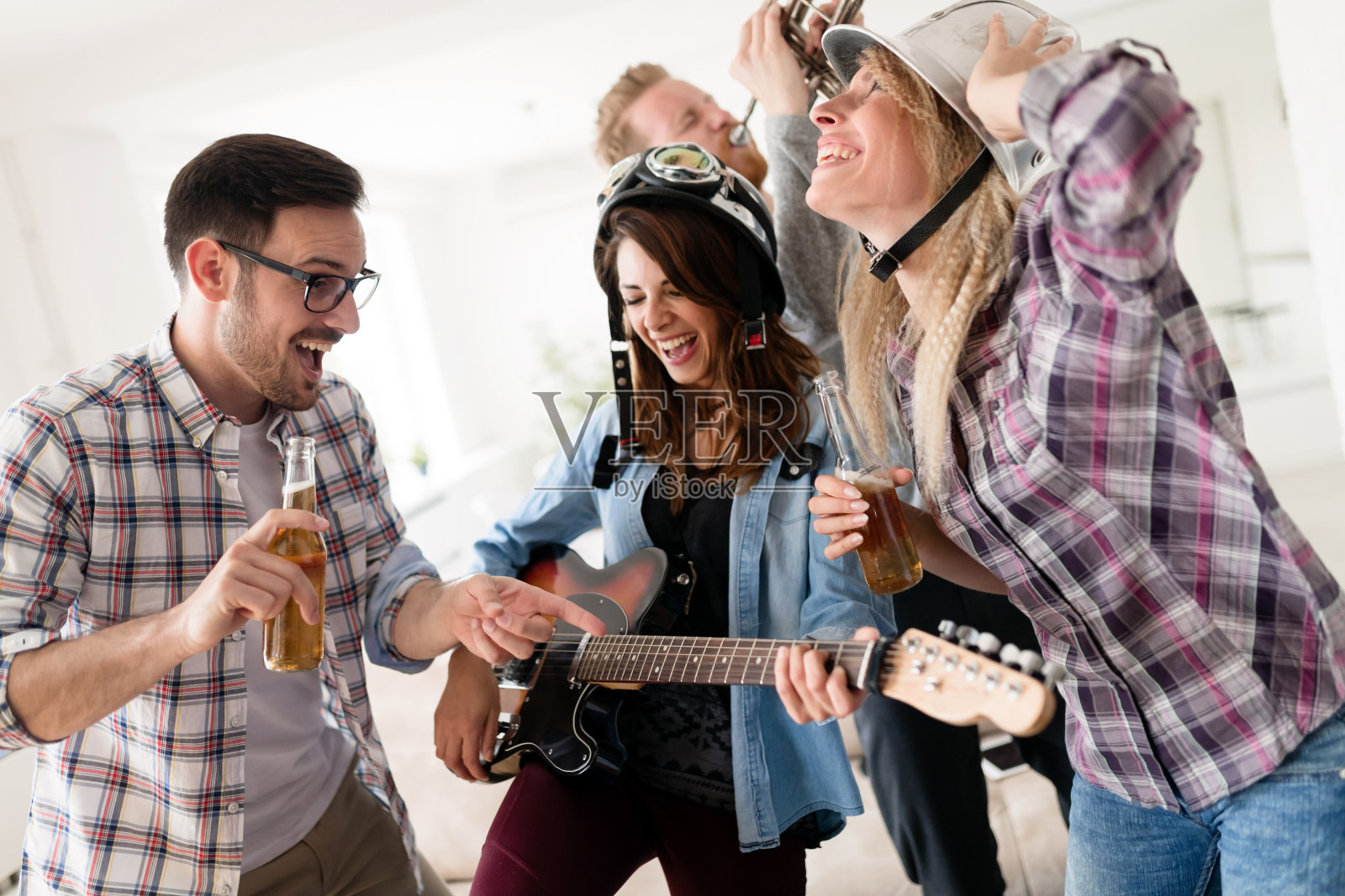 朋友们在家里玩得开心，开派对，放音乐照片摄影图片