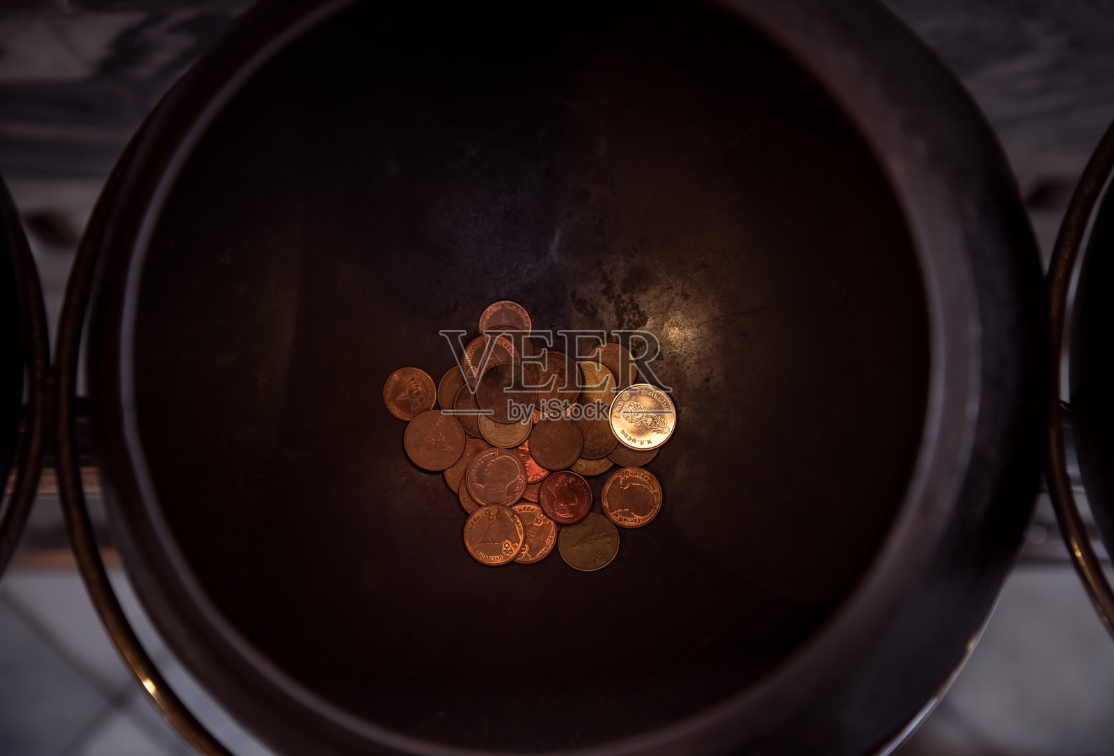 在和尚的化缘钵里捐赠硬币照片摄影图片