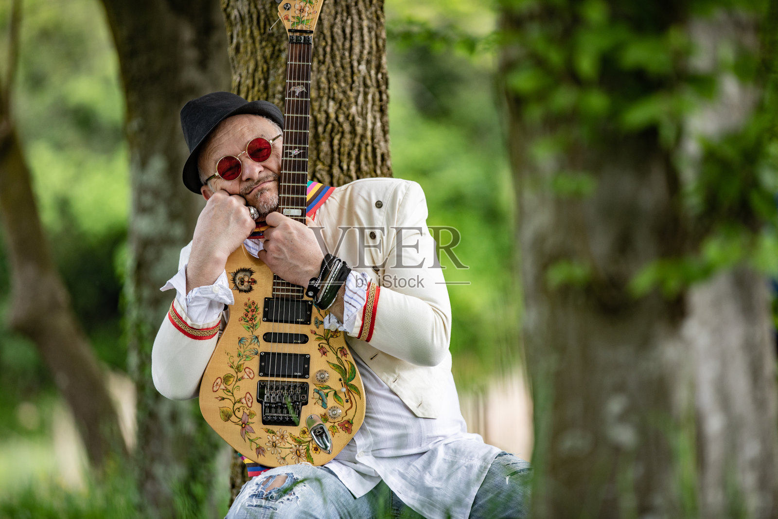 公共公园的高级摇滚吉他手照片摄影图片