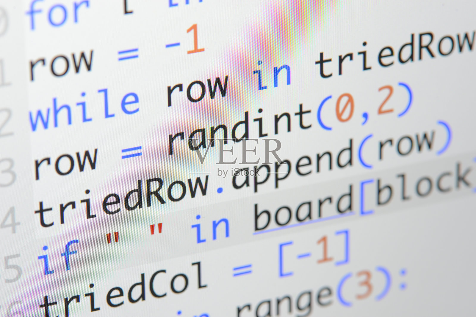 真正的Python代码开发屏幕。编程工作流抽象算法概念。放大后可见的Python代码行。照片摄影图片