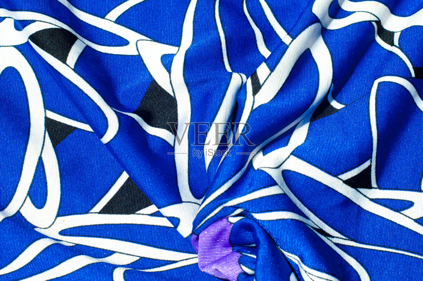 质地、背景、模式。女式蓝色丝绸连衣裙。在一幅抽象的插图上，有白、蓝、淡紫色的色调照片摄影图片