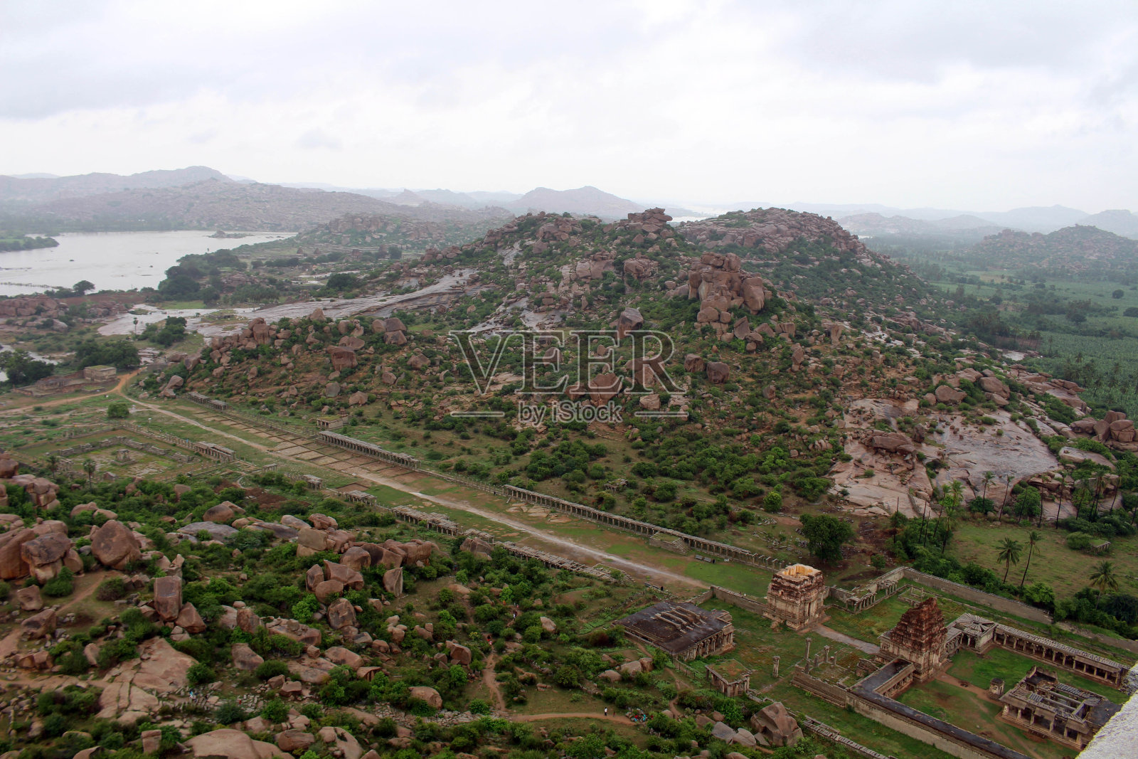 从马坦加山上看到的宏伟、美丽、令人惊叹的汉比遗址(和Virupaksha寺庙)。照片摄影图片