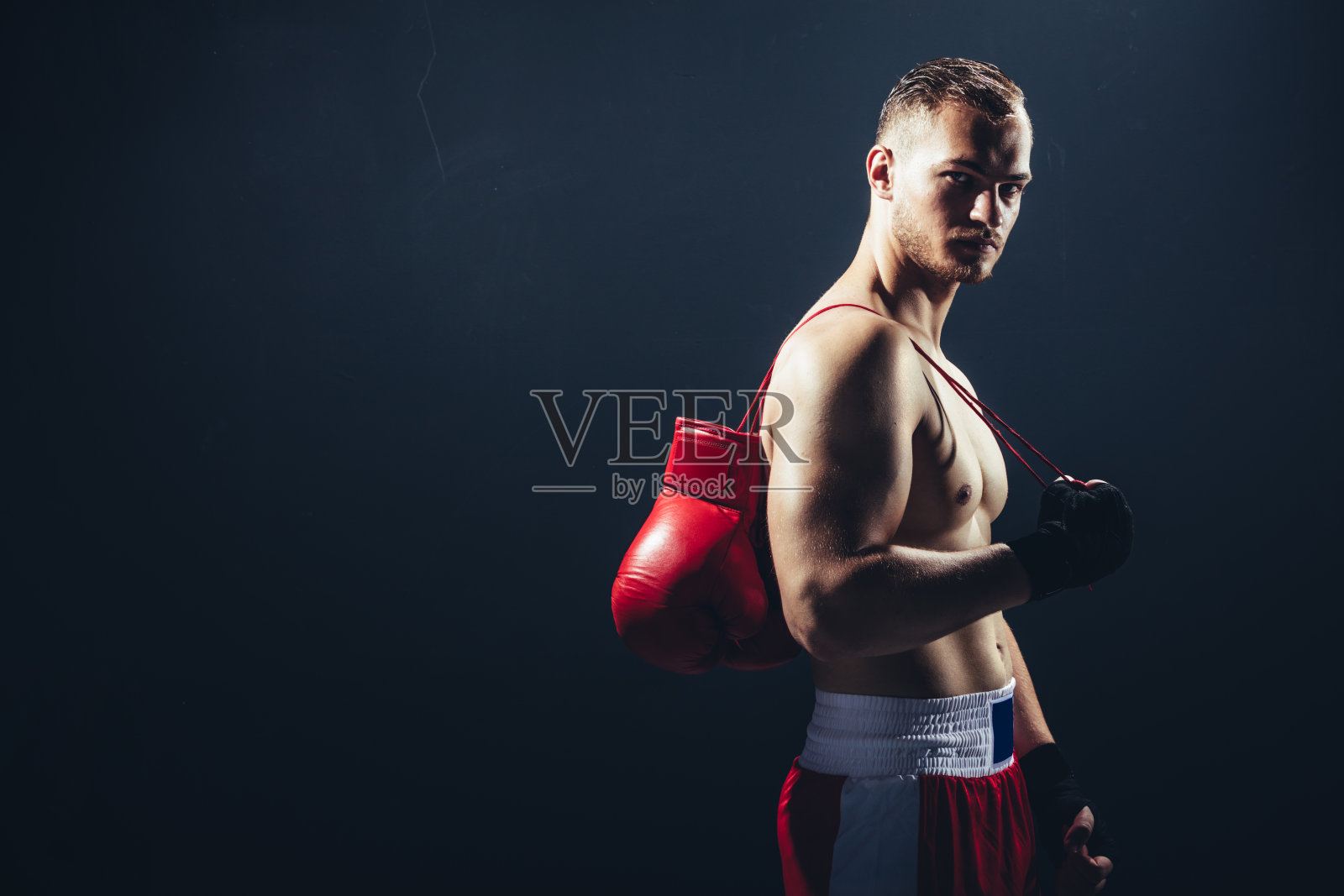 拳手背着手套站着。照片摄影图片