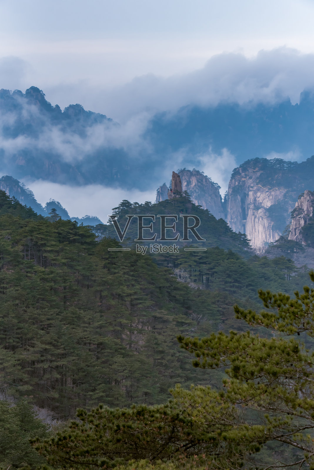 黄山或黄山云海风景的标志，中国东部的安徽省。照片摄影图片