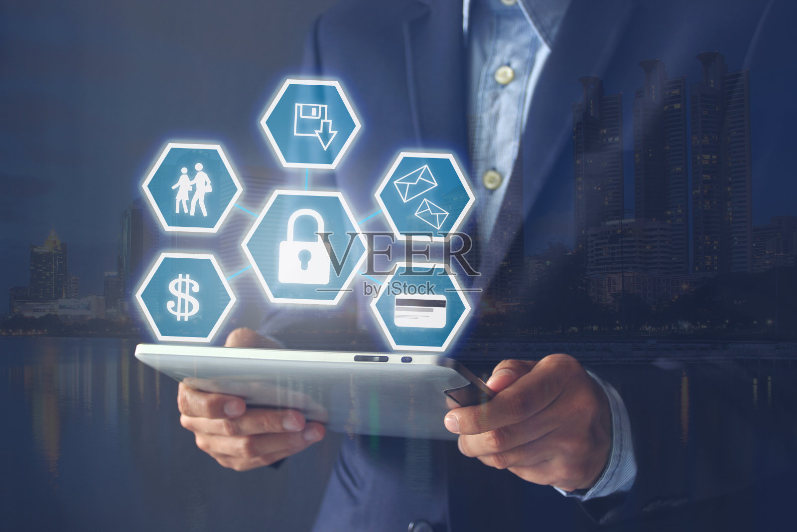 商人手持数码平板电脑的双重曝光与城市背景，GDPR。网络安全和隐私概念照片摄影图片