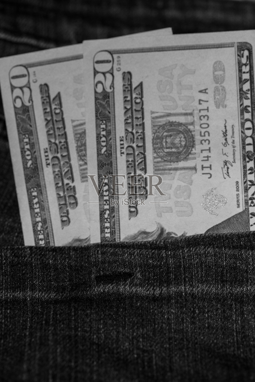 牛仔裤后口袋里的20美元钞票(B&W绿色滤纸)照片摄影图片