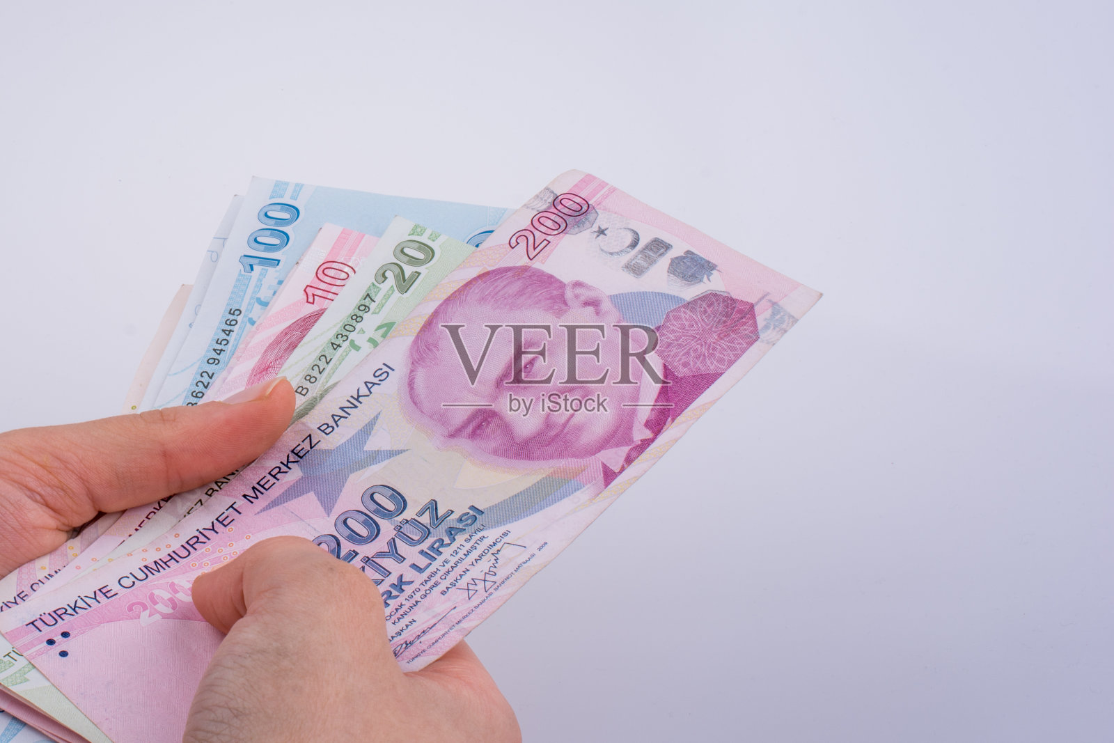 手里拿着土耳其里拉钞票照片摄影图片