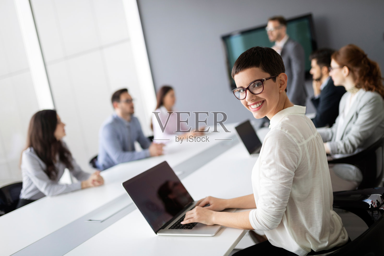 在办公室里合作的一组商务人员照片摄影图片