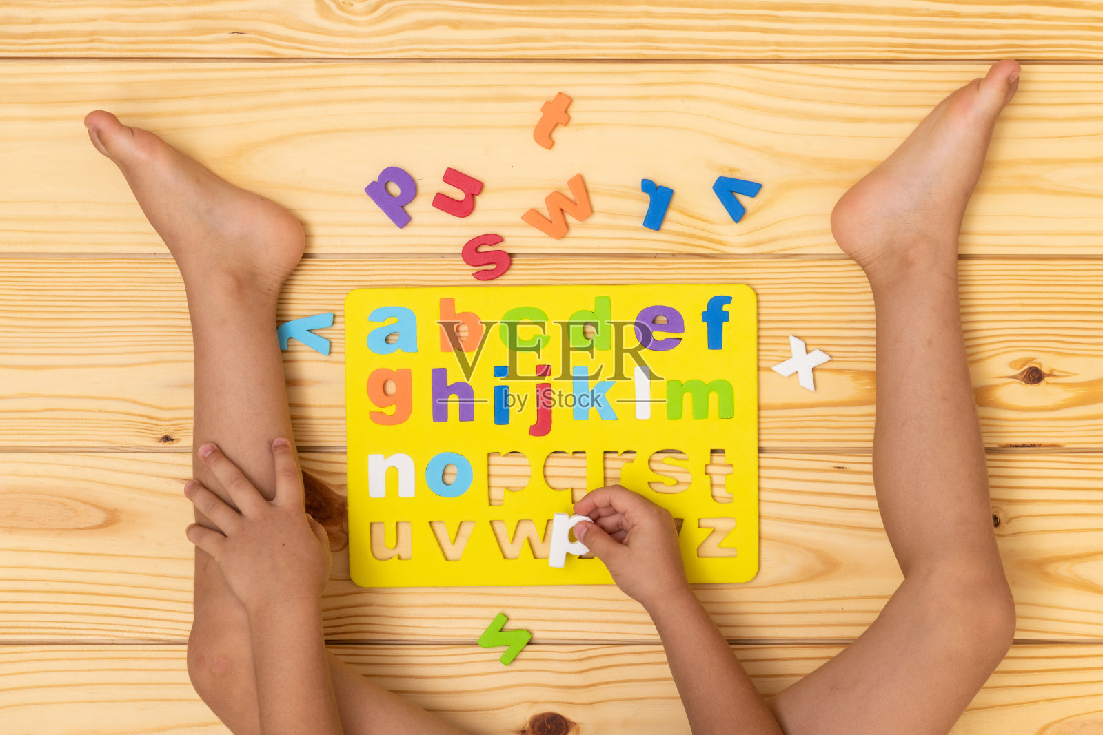 学习字母表的孩子照片摄影图片