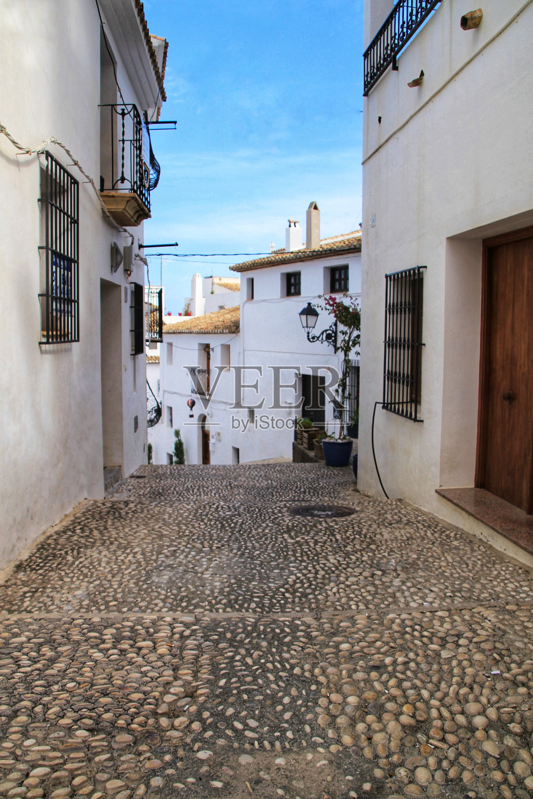 Altea狭窄的街道和白色的立面照片摄影图片