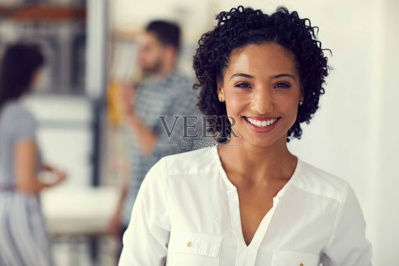 在这样一个高效率的办公室工作很愉快照片摄影图片