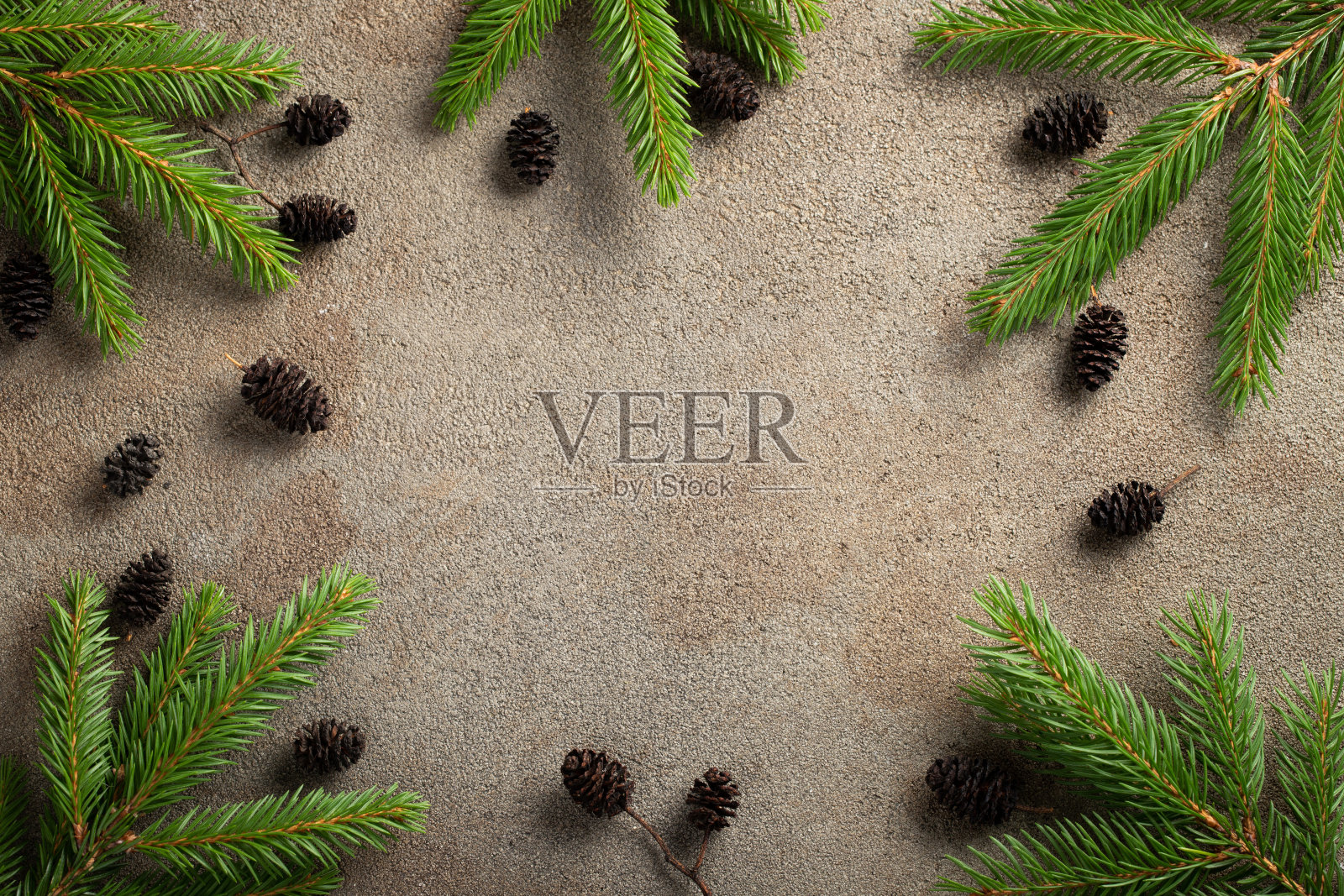 圣诞节的背景石与雪冷杉树。顶部视图与复制空间照片摄影图片