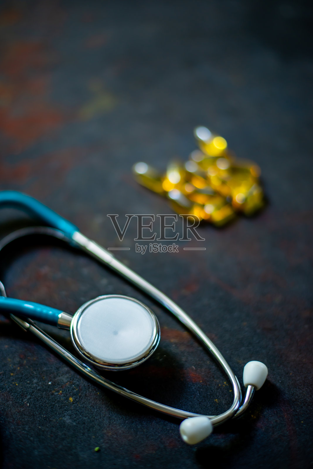 鱼油胶囊在黑色复古背景照片摄影图片