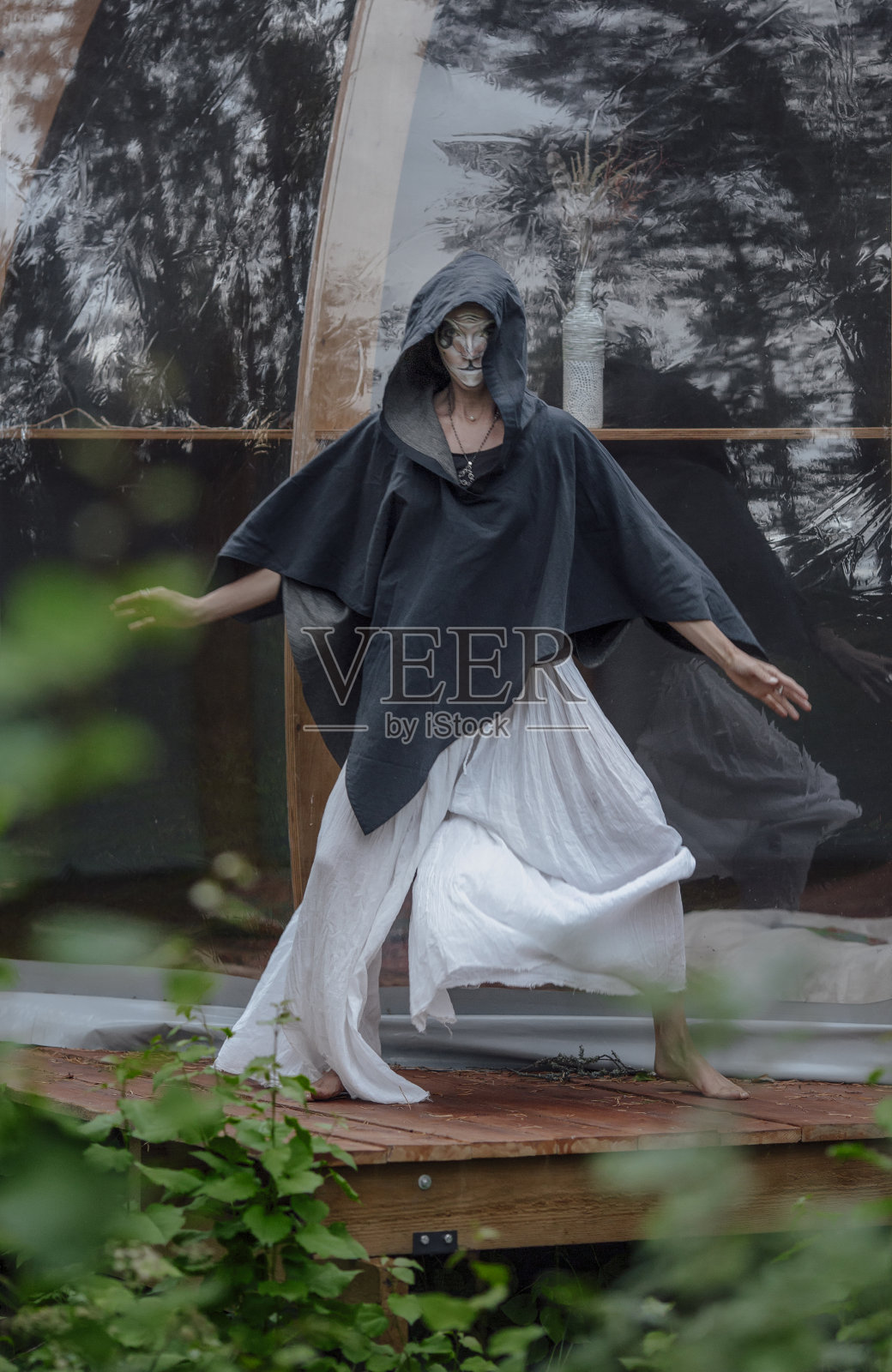 万圣节的女人戴着白色的面具，森林精灵，女人戴着头巾照片摄影图片