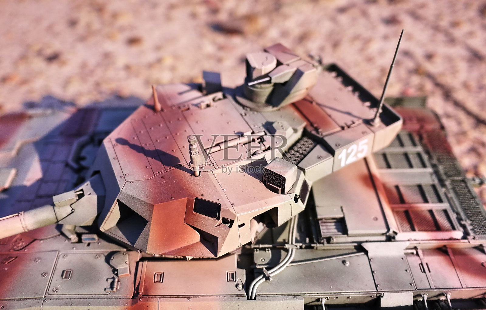 爱好-组装真实主战坦克的简化副本。照片摄影图片