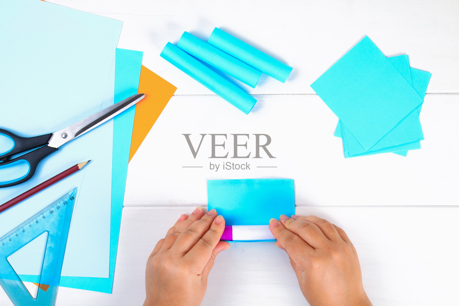 DIY：手工纸质烛台，犹太教光明节装饰照片摄影图片